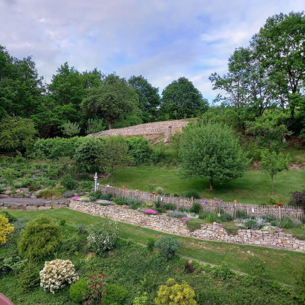 Gartenlandschaft mit Naturstein elementen